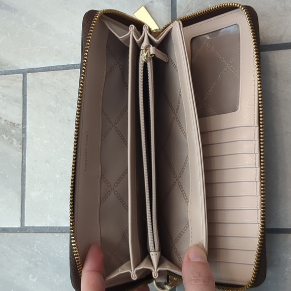 Michael Kors Logo Stripe Continental wristlet - Picture 4 of 6